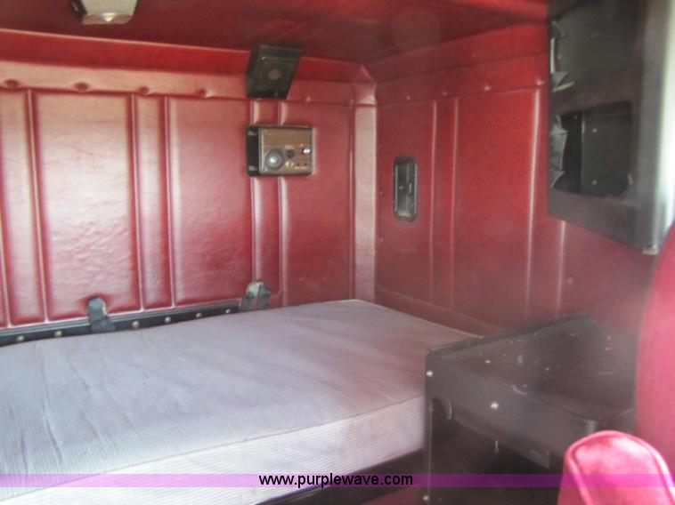 image for item 8419 1995 Freightliner FLD120 semi truck