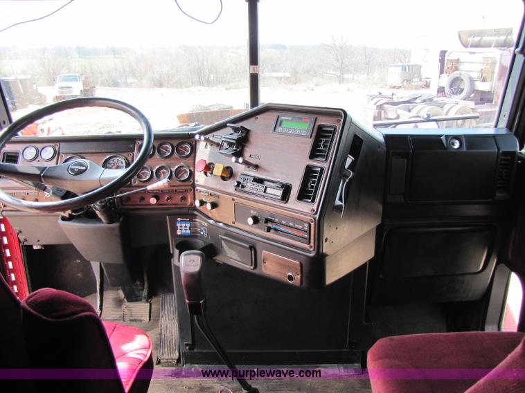 image for item 8419 1995 Freightliner FLD120 semi truck