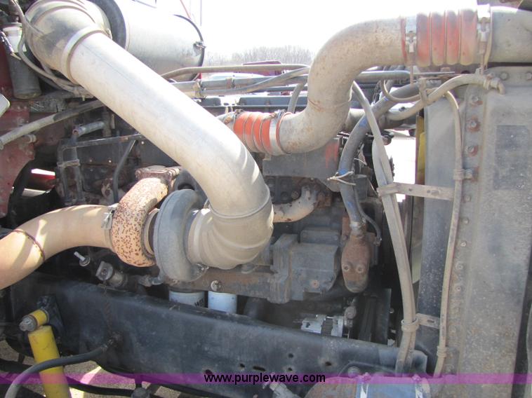 image for item 8419 1995 Freightliner FLD120 semi truck