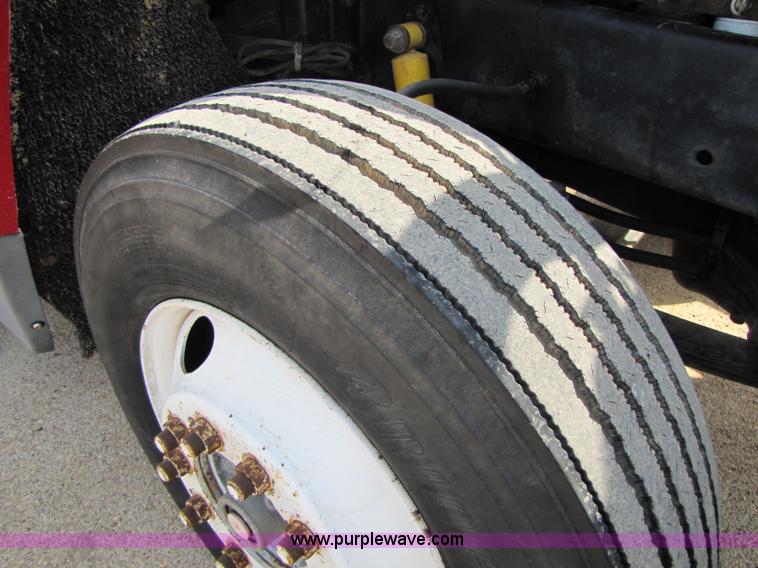 image for item 8419 1995 Freightliner FLD120 semi truck