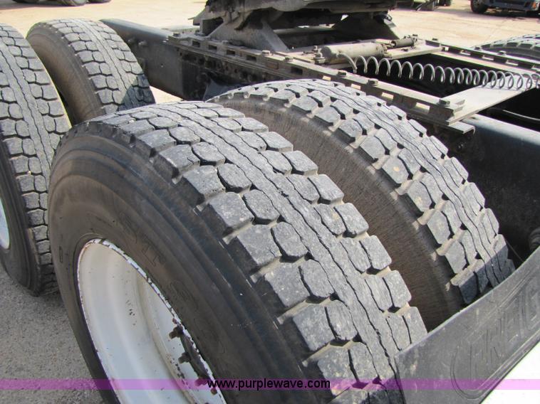 image for item 8419 1995 Freightliner FLD120 semi truck