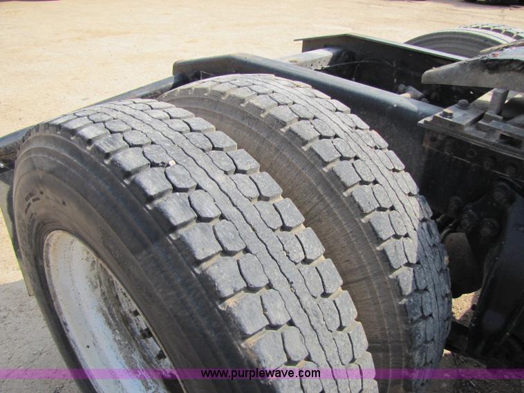 image for item 8419 1995 Freightliner FLD120 semi truck