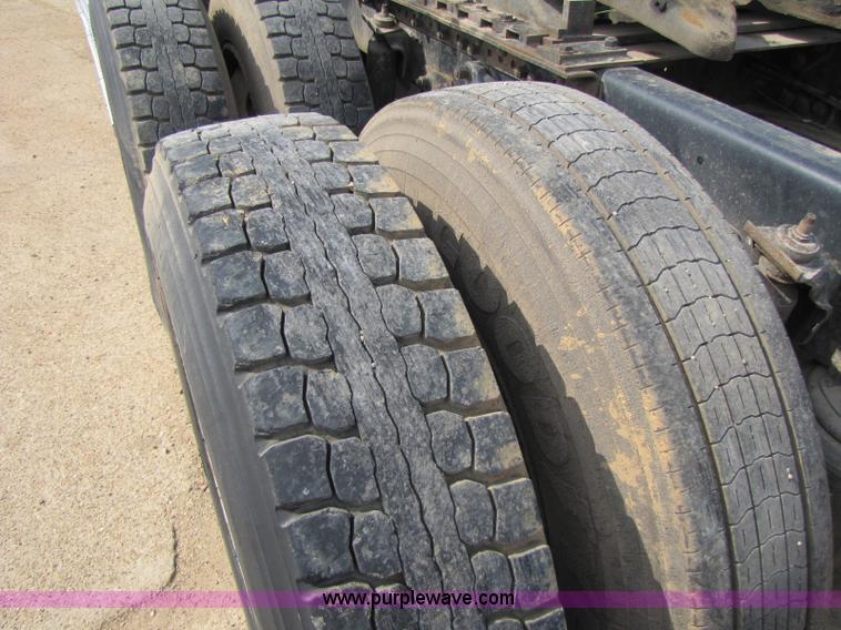 image for item 8419 1995 Freightliner FLD120 semi truck