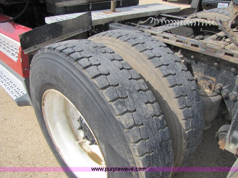 image for item 8419 1995 Freightliner FLD120 semi truck