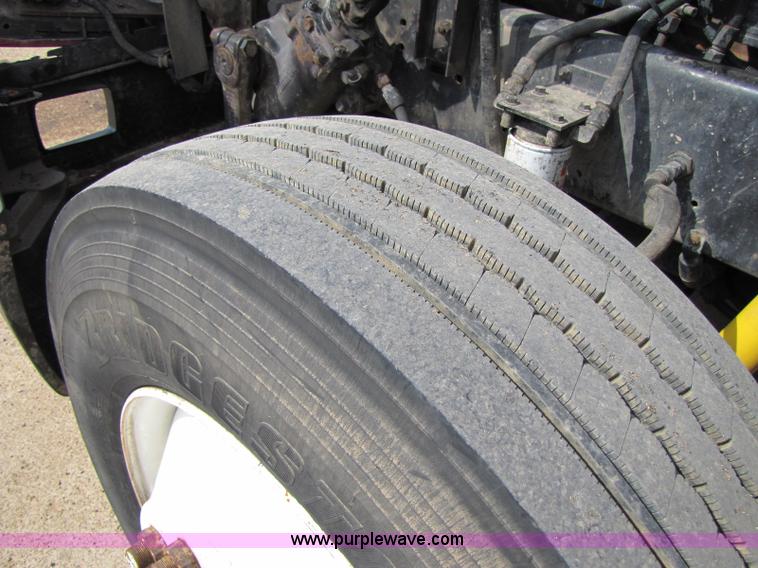 image for item 8419 1995 Freightliner FLD120 semi truck