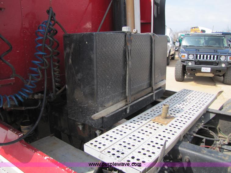 image for item 8419 1995 Freightliner FLD120 semi truck