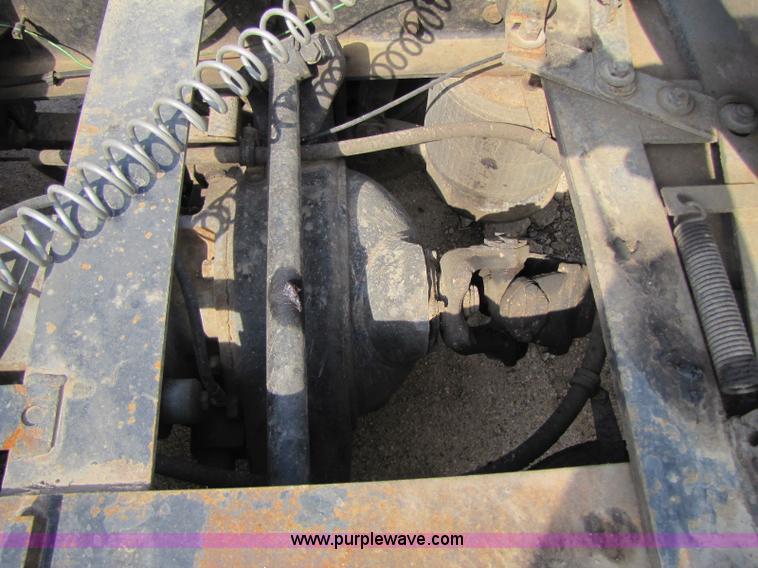 image for item 8419 1995 Freightliner FLD120 semi truck