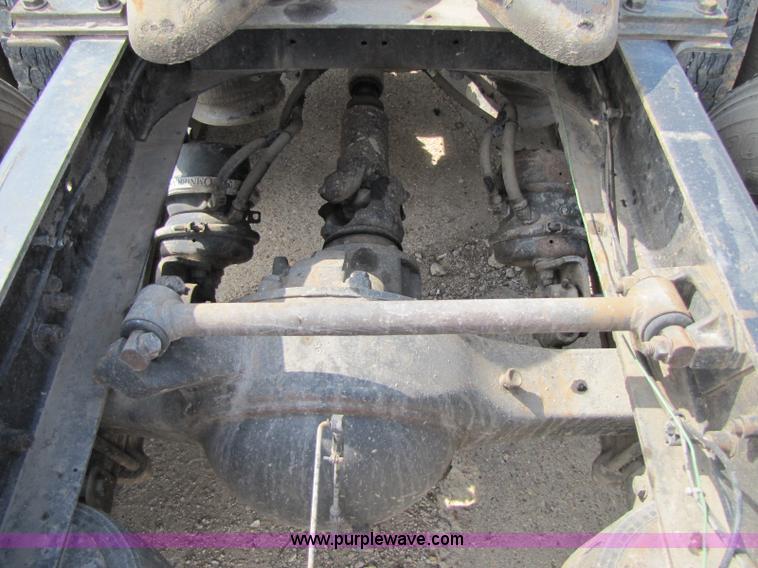 image for item 8419 1995 Freightliner FLD120 semi truck