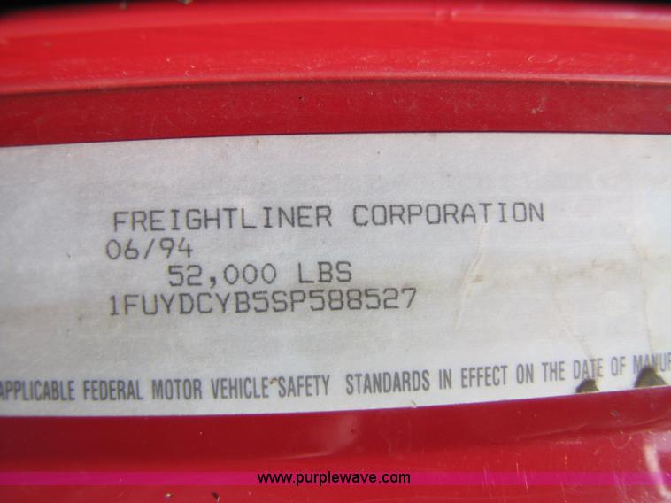 image for item 8419 1995 Freightliner FLD120 semi truck