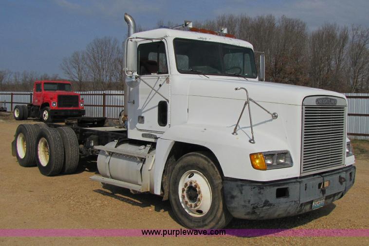 image for item 8420 1994 Freightliner FLD120 semi truck