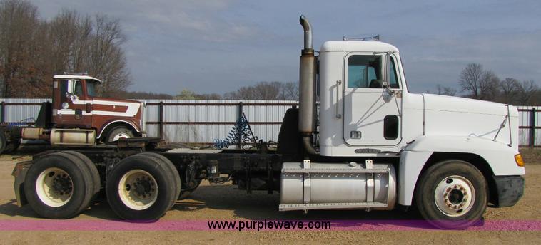 image for item 8420 1994 Freightliner FLD120 semi truck