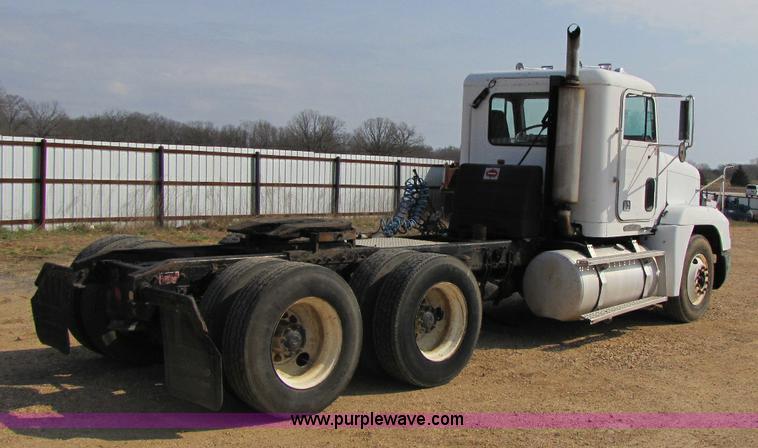 image for item 8420 1994 Freightliner FLD120 semi truck
