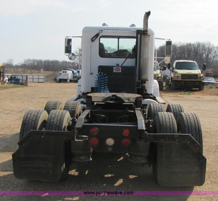 image for item 8420 1994 Freightliner FLD120 semi truck