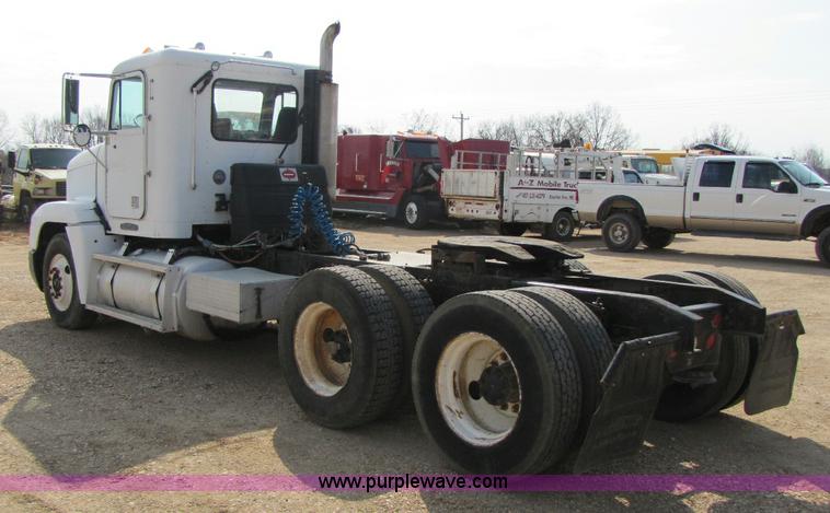 image for item 8420 1994 Freightliner FLD120 semi truck