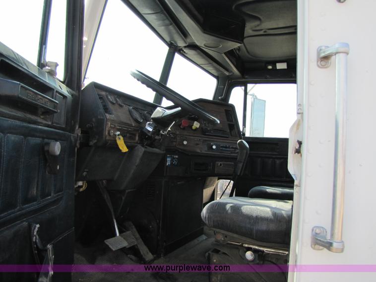 image for item 8420 1994 Freightliner FLD120 semi truck