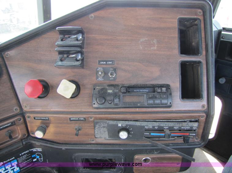 image for item 8420 1994 Freightliner FLD120 semi truck