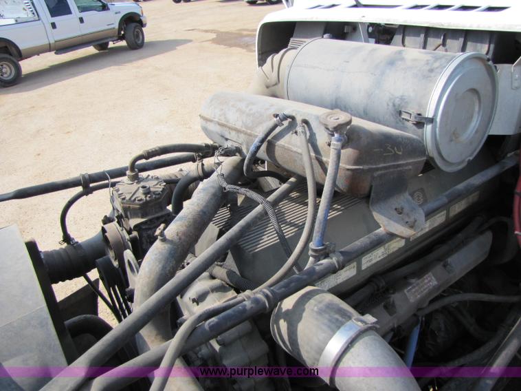 image for item 8420 1994 Freightliner FLD120 semi truck