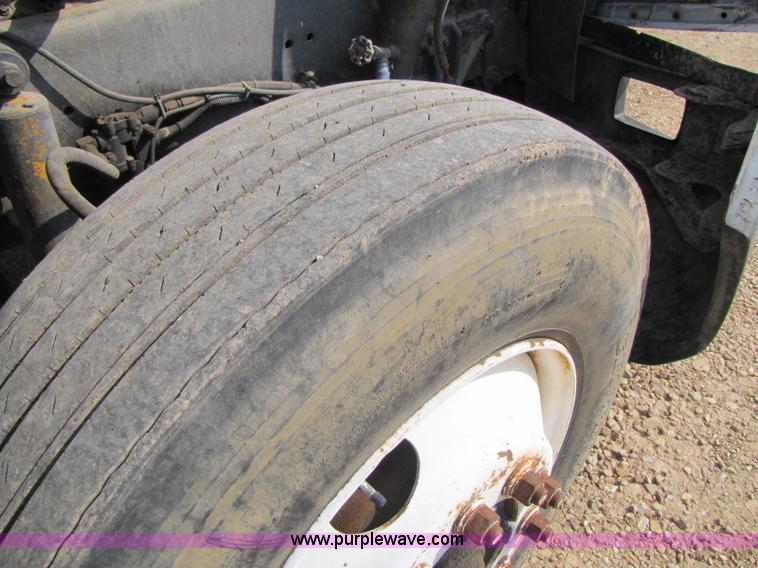 image for item 8420 1994 Freightliner FLD120 semi truck