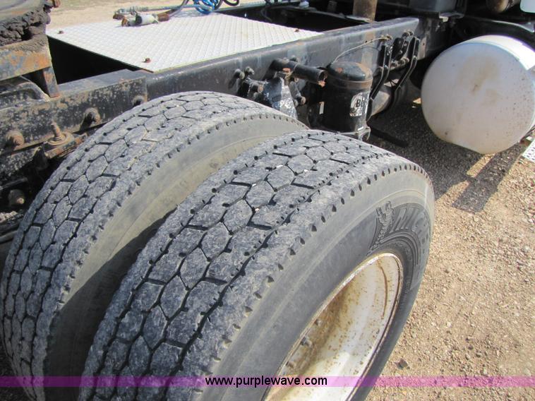 image for item 8420 1994 Freightliner FLD120 semi truck