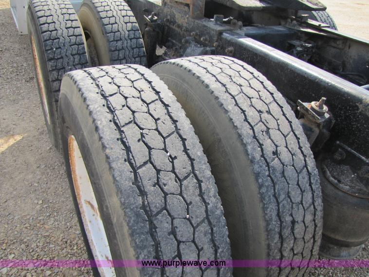 image for item 8420 1994 Freightliner FLD120 semi truck