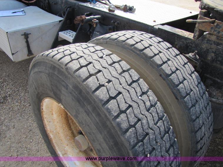 image for item 8420 1994 Freightliner FLD120 semi truck