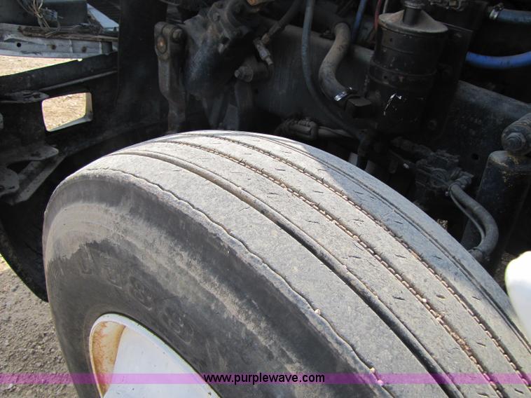 image for item 8420 1994 Freightliner FLD120 semi truck