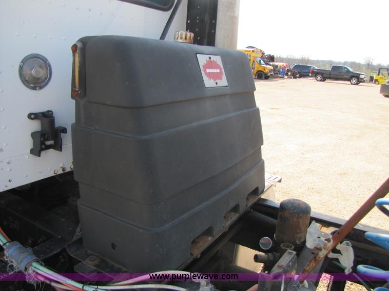 image for item 8420 1994 Freightliner FLD120 semi truck