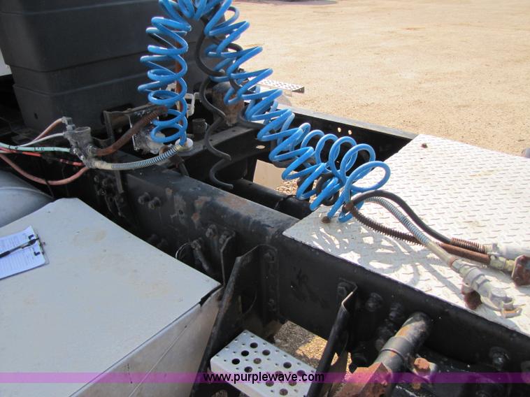 image for item 8420 1994 Freightliner FLD120 semi truck