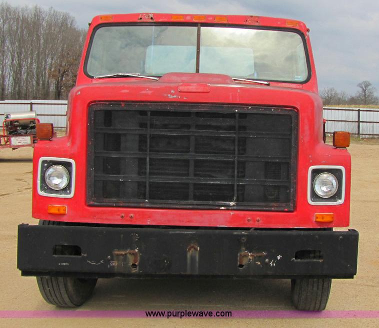 image for item 8426 1979 International 2275 semi truck