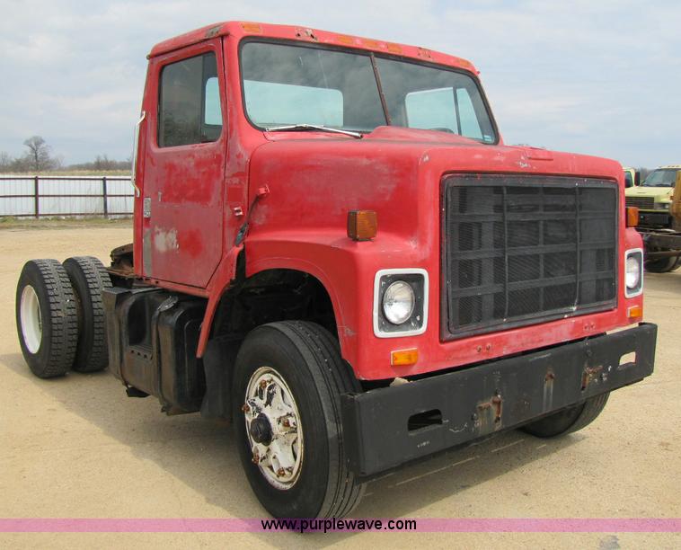 image for item 8426 1979 International 2275 semi truck