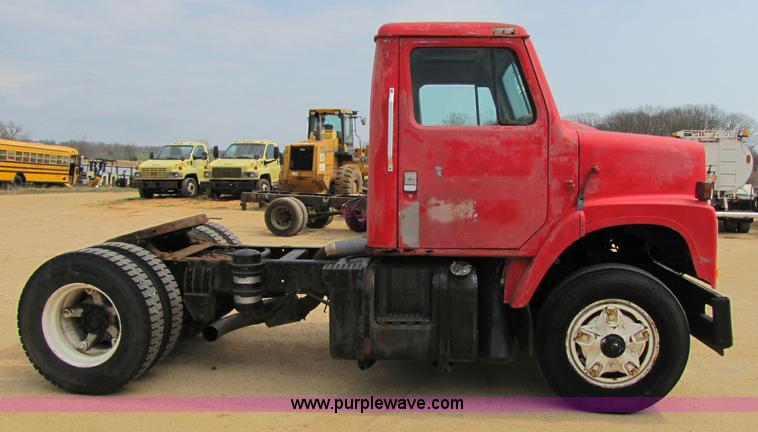 image for item 8426 1979 International 2275 semi truck