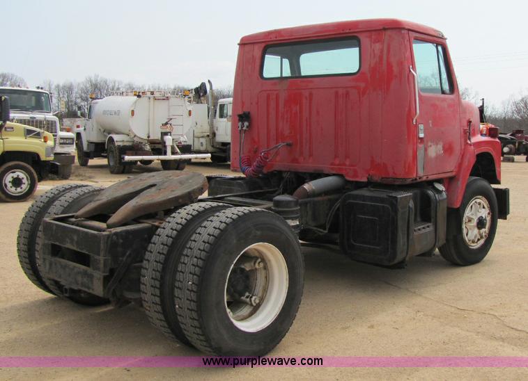 image for item 8426 1979 International 2275 semi truck