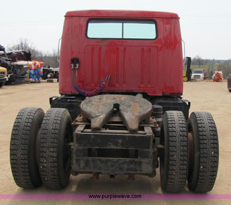 image for item 8426 1979 International 2275 semi truck