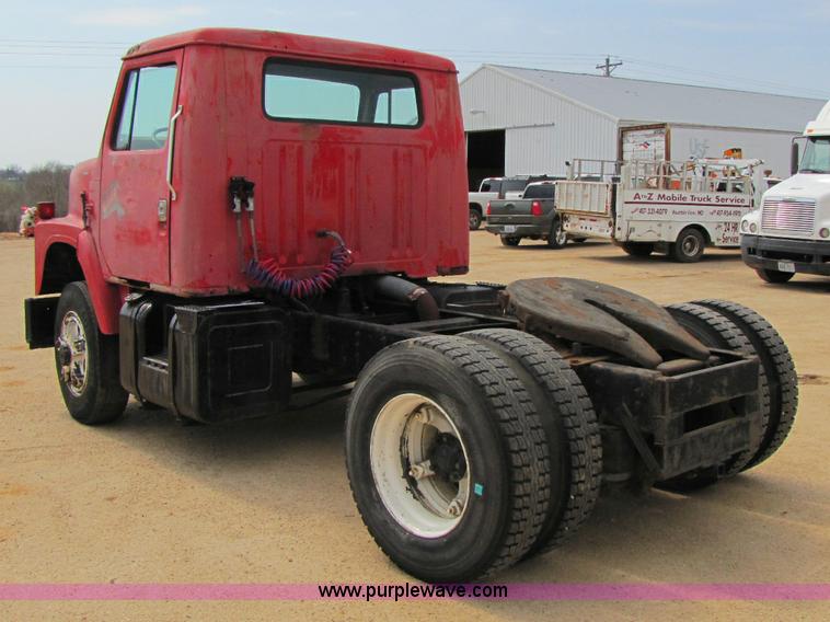image for item 8426 1979 International 2275 semi truck