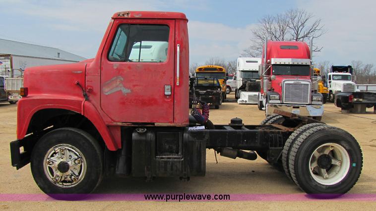 image for item 8426 1979 International 2275 semi truck