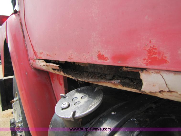 image for item 8426 1979 International 2275 semi truck