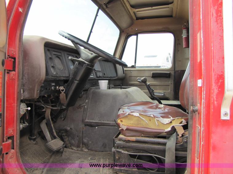 image for item 8426 1979 International 2275 semi truck