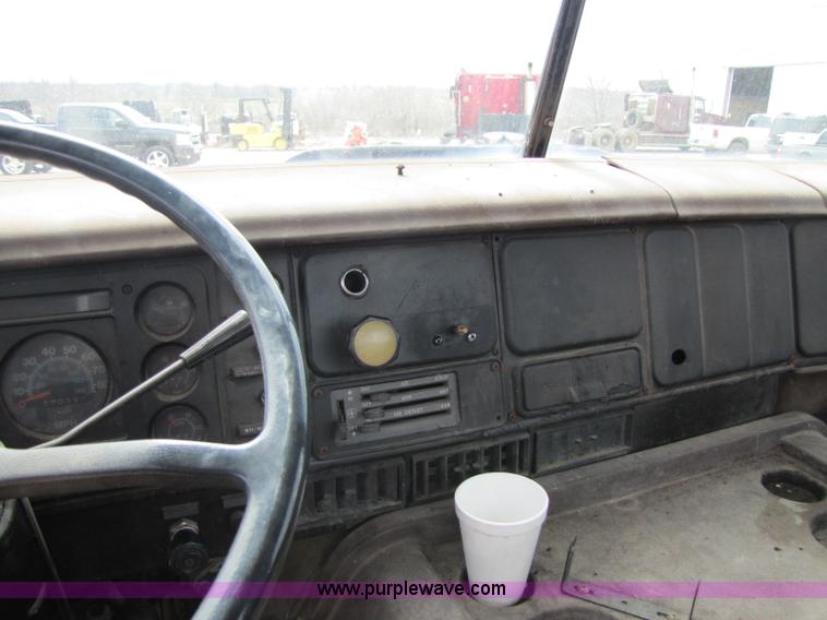 image for item 8426 1979 International 2275 semi truck