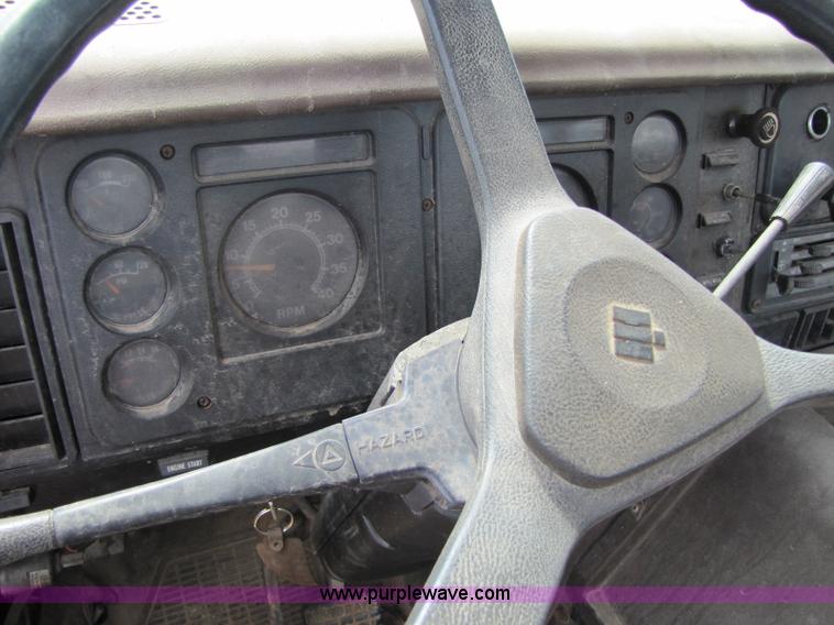 image for item 8426 1979 International 2275 semi truck