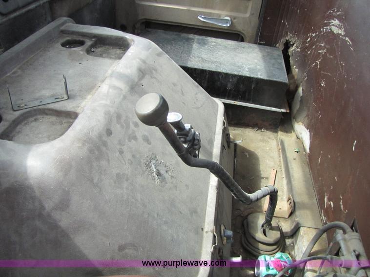 image for item 8426 1979 International 2275 semi truck