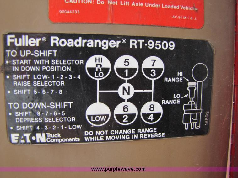 image for item 8426 1979 International 2275 semi truck