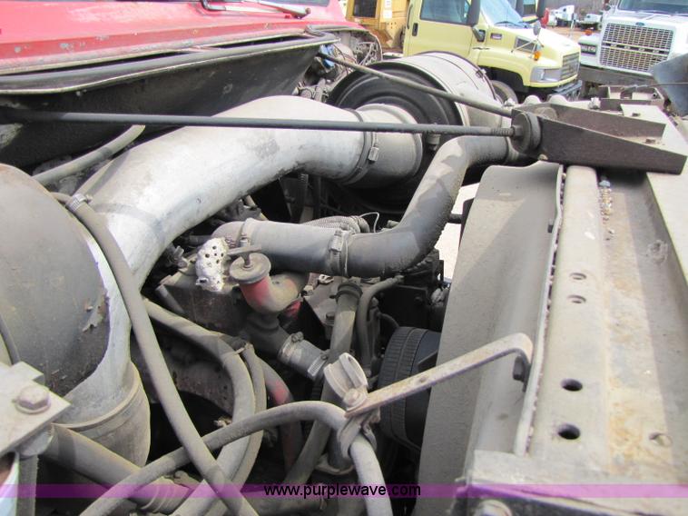 image for item 8426 1979 International 2275 semi truck