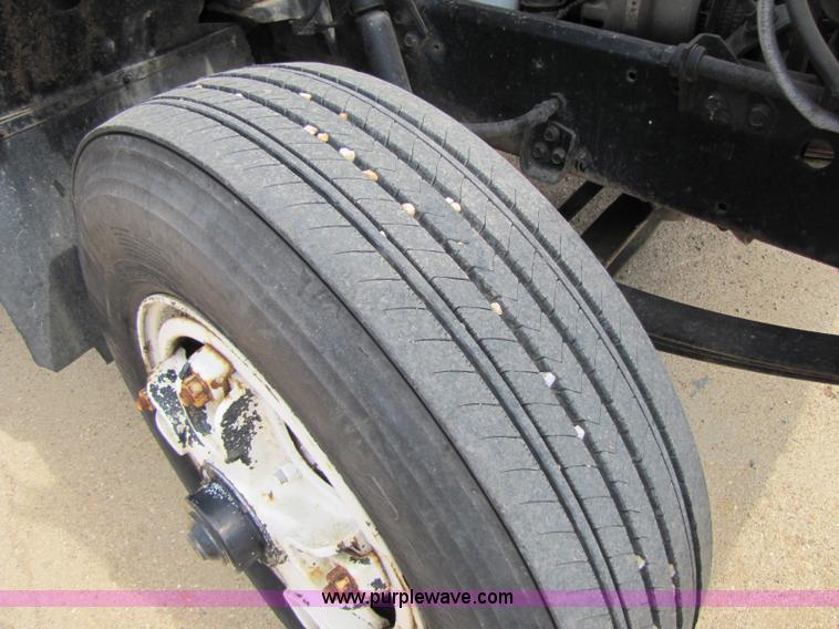 image for item 8426 1979 International 2275 semi truck