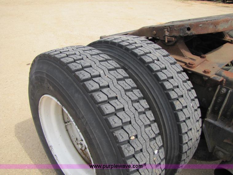 image for item 8426 1979 International 2275 semi truck