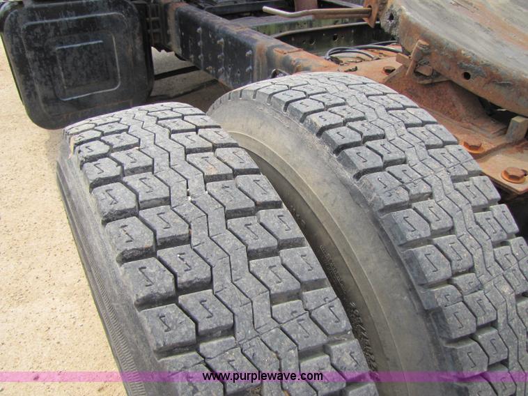 image for item 8426 1979 International 2275 semi truck