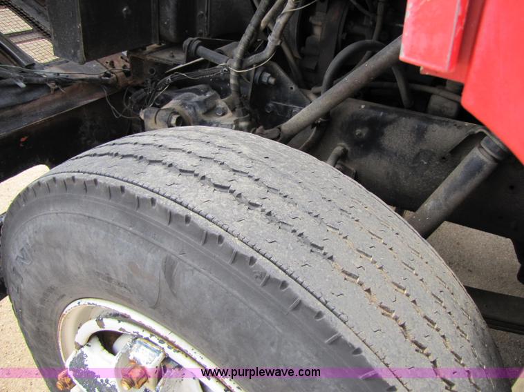 image for item 8426 1979 International 2275 semi truck