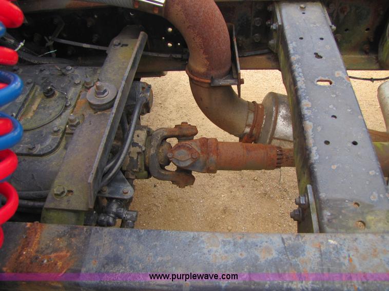 image for item 8426 1979 International 2275 semi truck