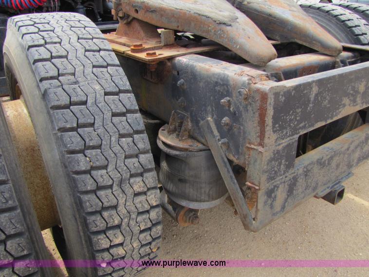 image for item 8426 1979 International 2275 semi truck