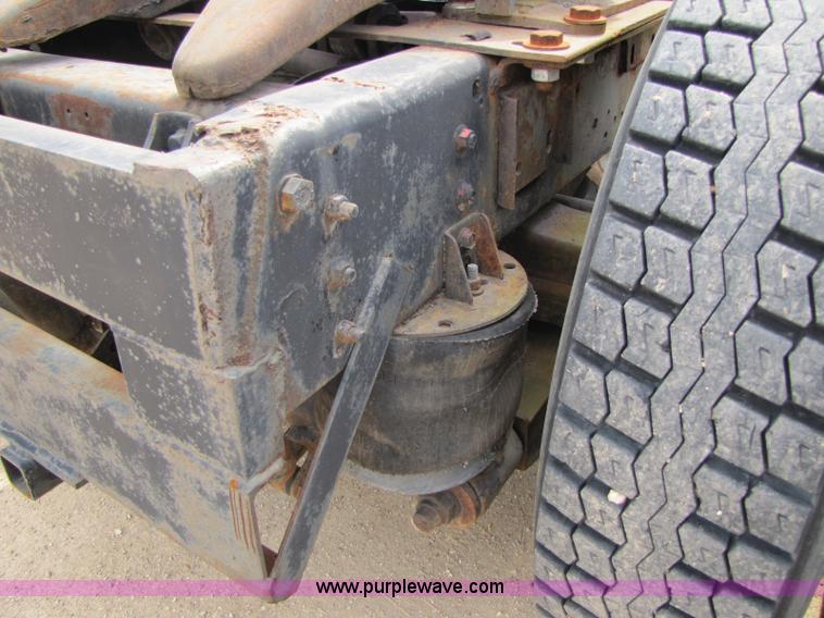 image for item 8426 1979 International 2275 semi truck