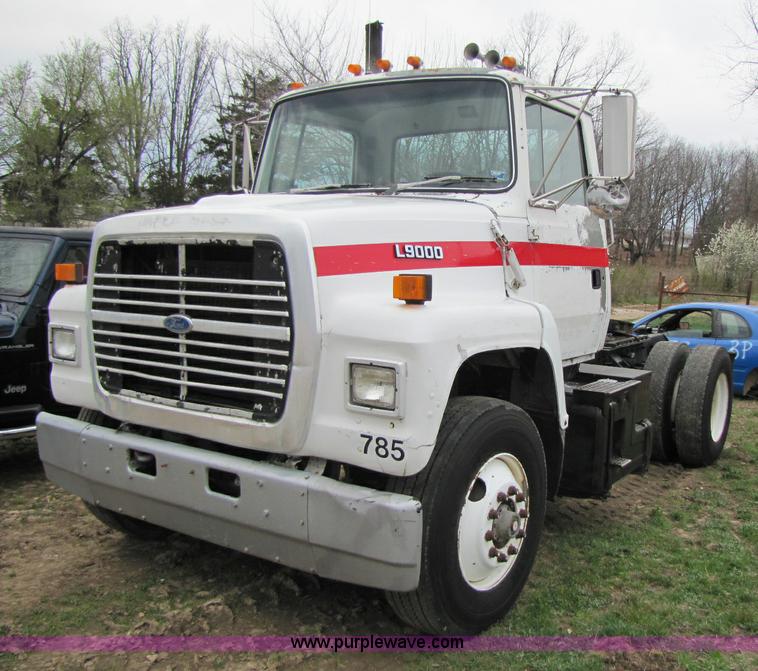 image for item 8433 1991 Ford LN9000 semi truck